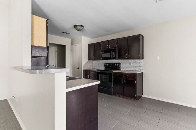 Building Photo - 5512 Golden Dr