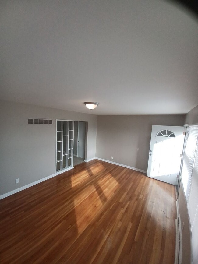 Building Photo - Don't miss out on this great Duplex!