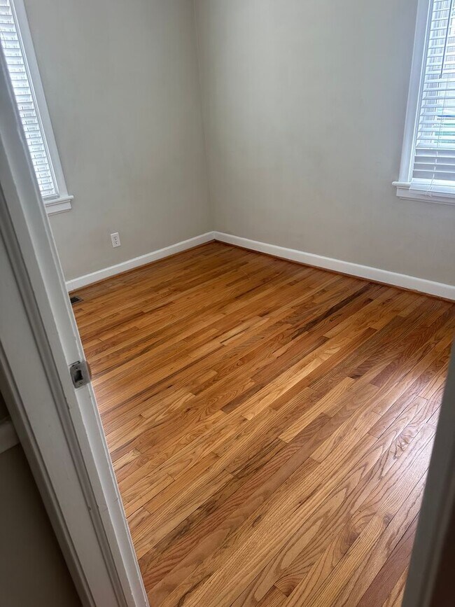 Building Photo - 903 Willow Lawn Dr