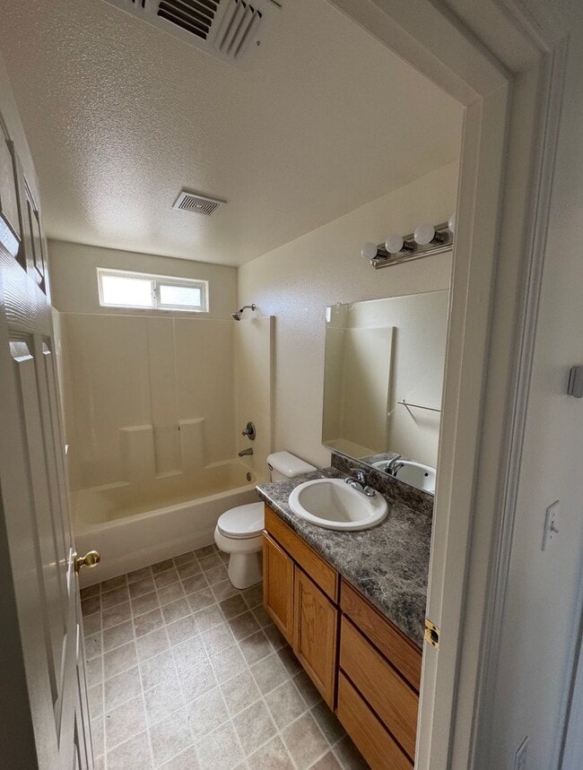 Building Photo - Beautiful 3 bedroom 2 bathroom home with new range, paint and carpet available soon!