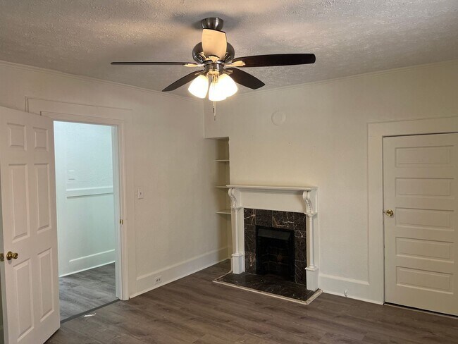 Building Photo - Spacious 2bd/1.5ba Home Minutes From W Mid...