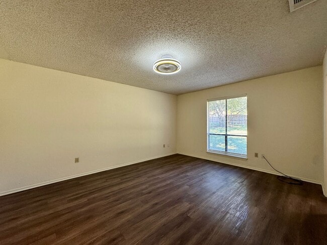 Building Photo - Single Family Home *LEASING SPECIAL AVAILABLE*