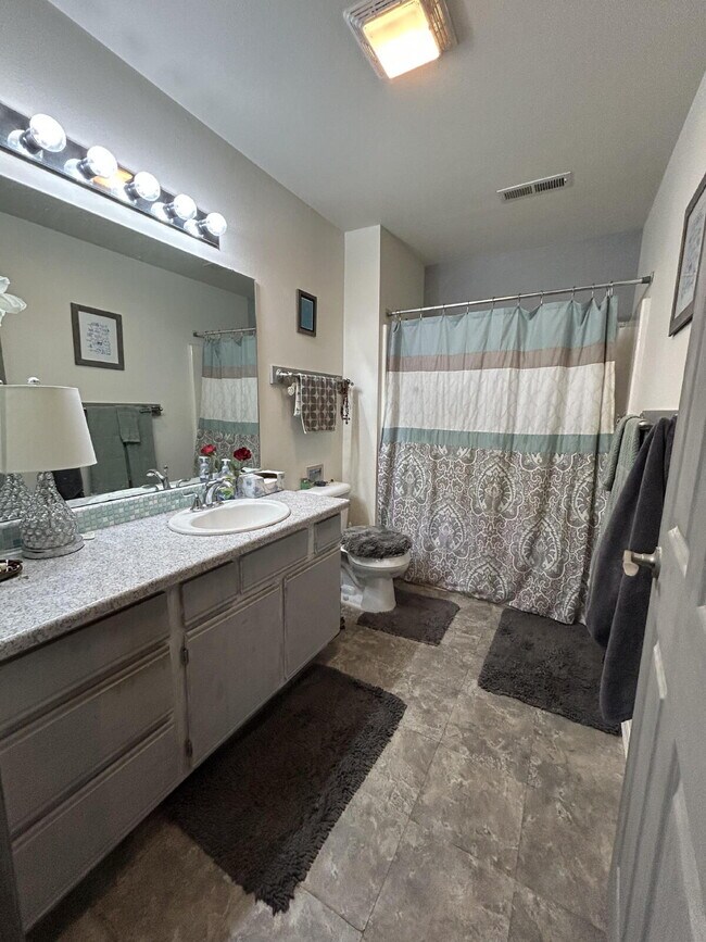 Building Photo - Cozy 2 Bed, 1 Bath Apartment with Fireplac...