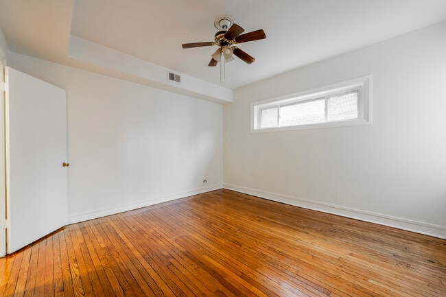 Building Photo - 7831 S Kingston Ave