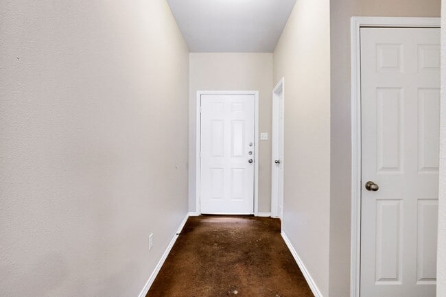 Building Photo - 5815 Golf Bend