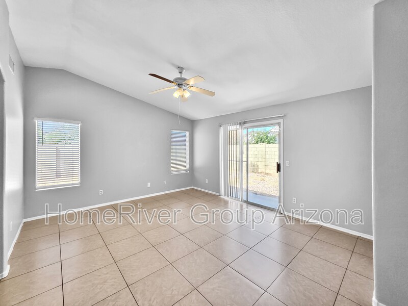 Building Photo - 8942 W Holly St