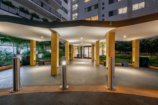 Valet Entrance - 1155 N La Cienega Blvd