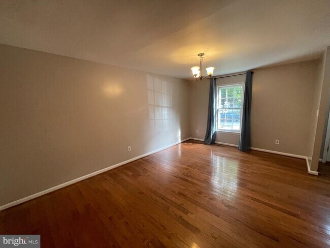 Building Photo - 10075 Maple Leaf Dr