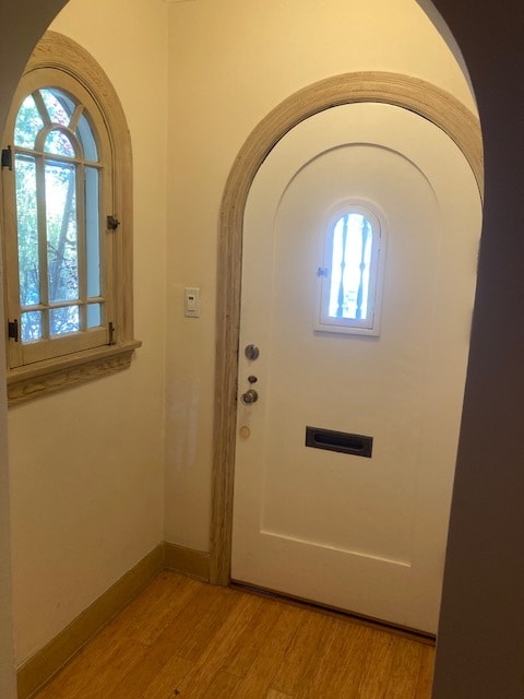 Entrance hall - 815 N Mansfield Ave