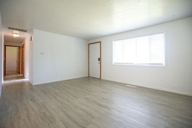 Building Photo - *** 3 Bedroom Woodburn home available now ***