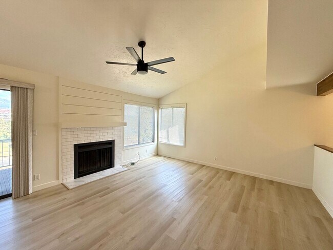Building Photo - Upgraded townhome by Southgate Golf Course - Small dogs allowed