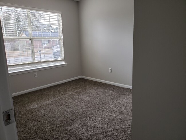 Building Photo - AVAILABLE NOW! (Pet Friendly)