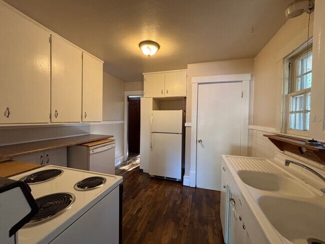 Building Photo - Available Now!  Single family home just mi...