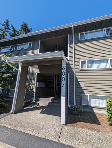 Building Photo - 6007 Lakeview Dr