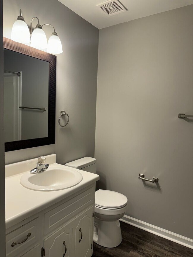 Building Photo - 423 Cook Dr