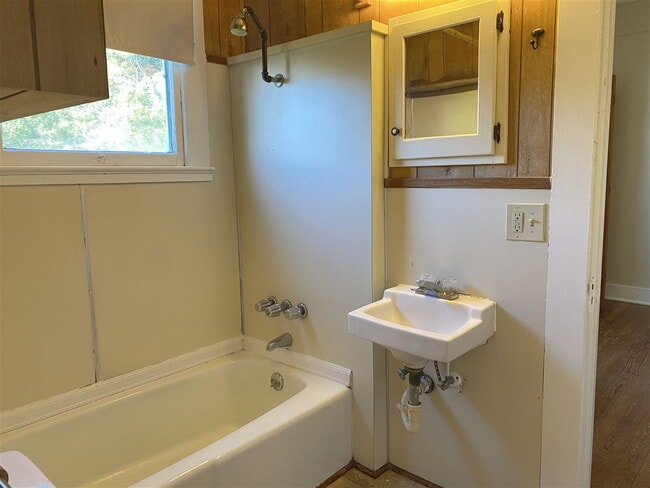 Building Photo - Available 06/15/2026! 2 BR/1 BA Downtown Apartment! Walk Everywhere!