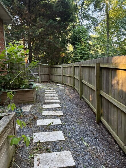 Building Photo - 2332 Tanglewood Cir NE