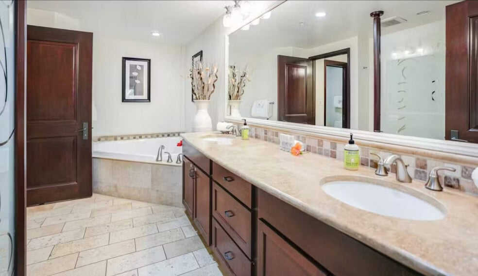 Building Photo - 4-820 Kuhio Highway-SI ID1509617P