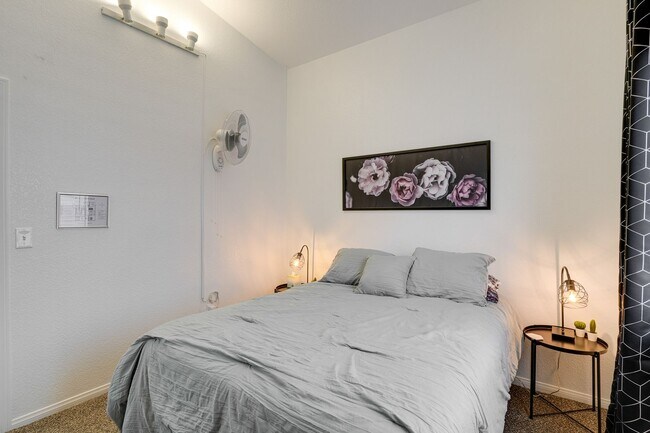 Building Photo - Fully Furnished Single-Story Gem – Spaciou...