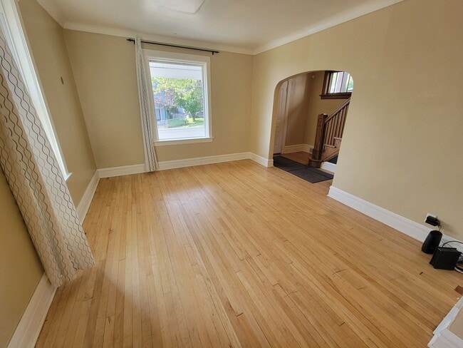 Building Photo - AVAILABLE October 1st! - 3 BED 1 BATH Home!