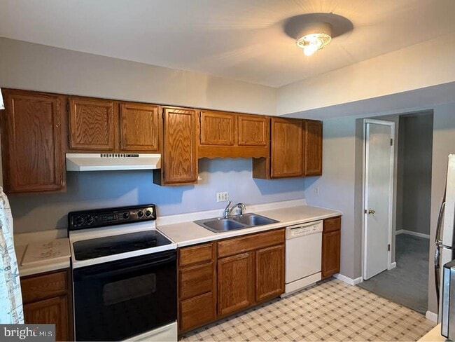 Building Photo - 1145 Pheasant Dr N