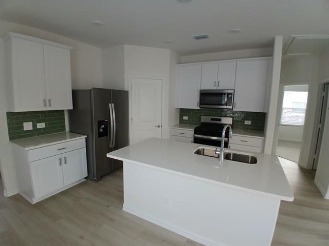 Building Photo - 600 Clover Crk Dr