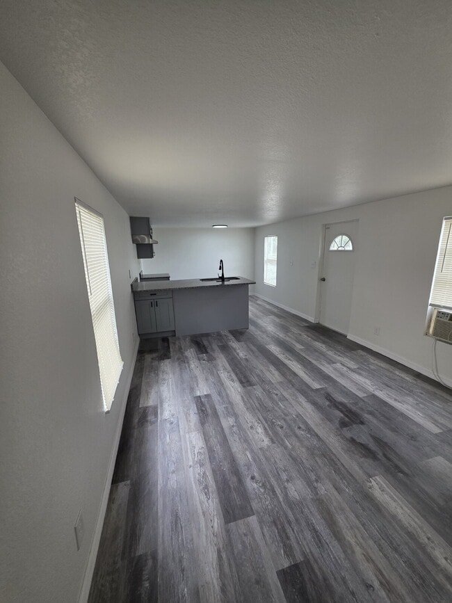 Building Photo - "Charming 2-Bedroom Gem in the Heart of Winter Haven – Your Cozy Retreat Awaits!"