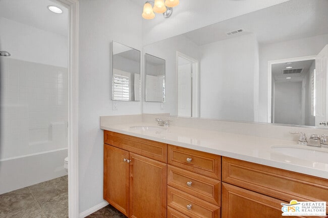 Building Photo - 607 Calle Vibrante