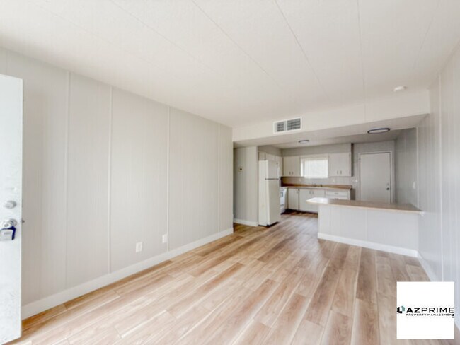 Building Photo - FREE FIRST MONTH'S RENT MOVE IN SPECIAL! Welcome to this Delightful 1/1 Phoenix Triplex Unit!