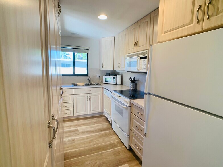 Kitchen - 500 Park Blvd S