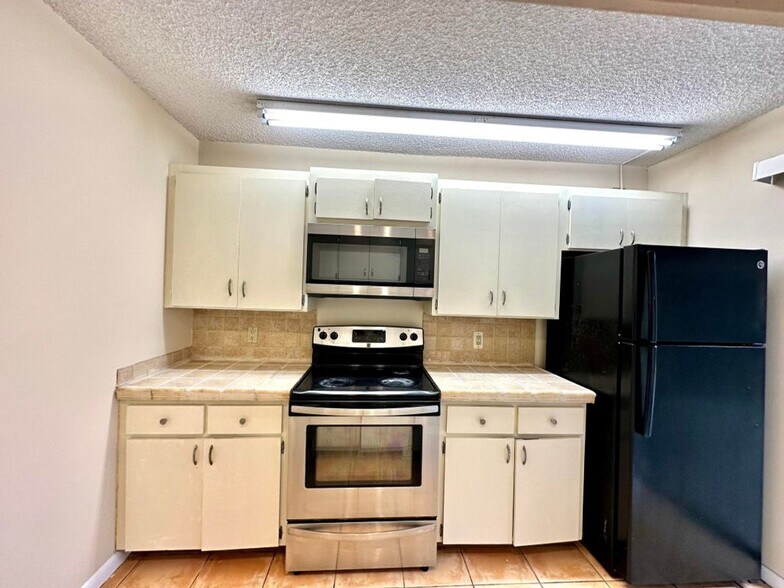 Building Photo - 805 8th Way