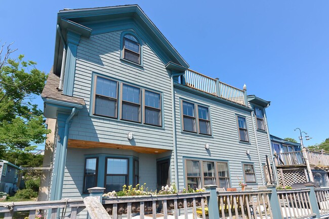Building Photo - Winter Rental: Waterfront 3 Bed/3 Bath on Rocky Neck