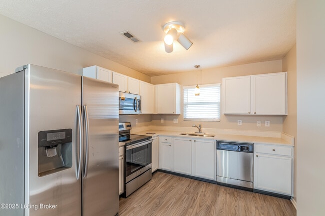 Building Photo - 9620 River Trail Dr