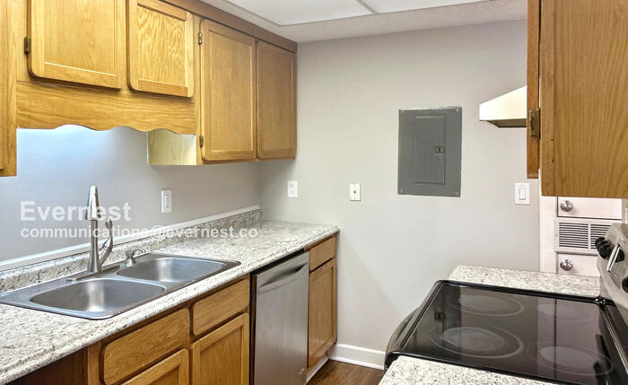 Building Photo - 315 N Spruce St