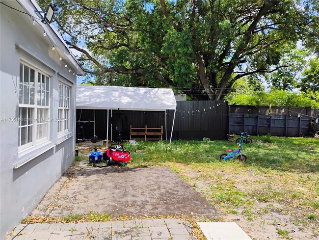Building Photo - 252 S Biscayne River Dr