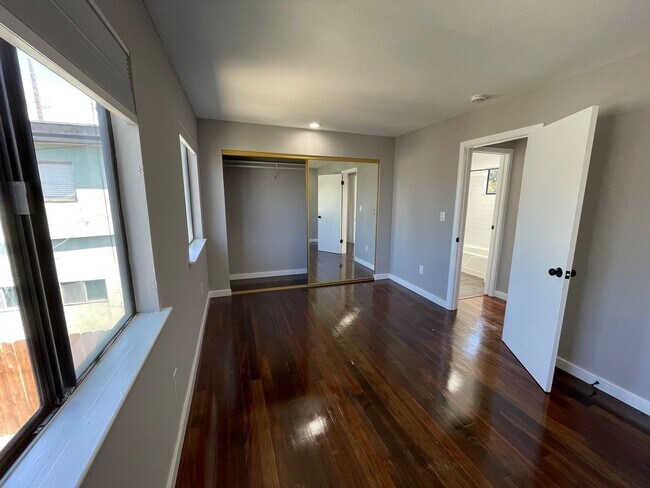 Building Photo - 3018-3020 Maple Ave