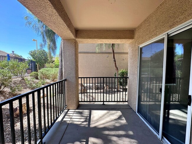 Building Photo - 1 WEEK FREE RENT! 1 BEDROOM DOWNSTAIRS CONDO IN GATED COMMUNITY 1 CAR GARAGE