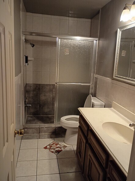 Bath 1 - 518 Westshire Dr