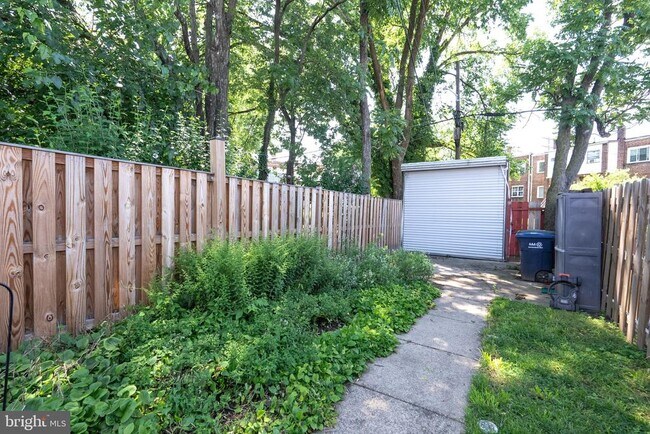 Building Photo - 1615 Fairlawn Ave SE
