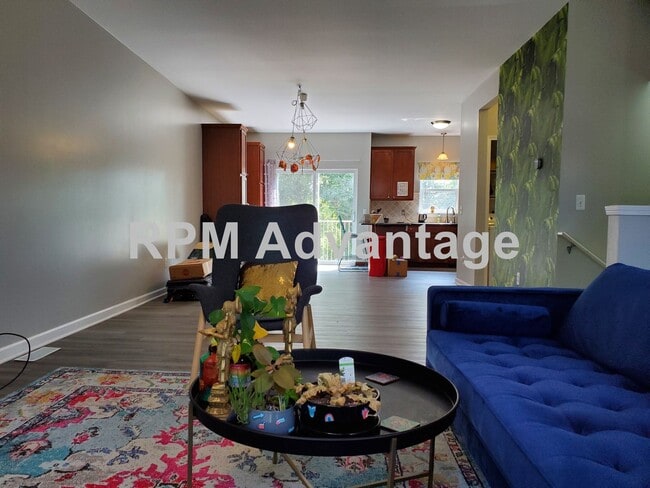 Building Photo - Gorgeous Townhouse Steps from Pool and Hik...