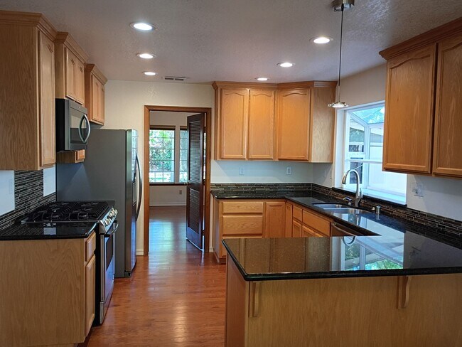 Building Photo - AVAILABLE NOW! excellent Fair Oaks Location 3 Bedroom Home!