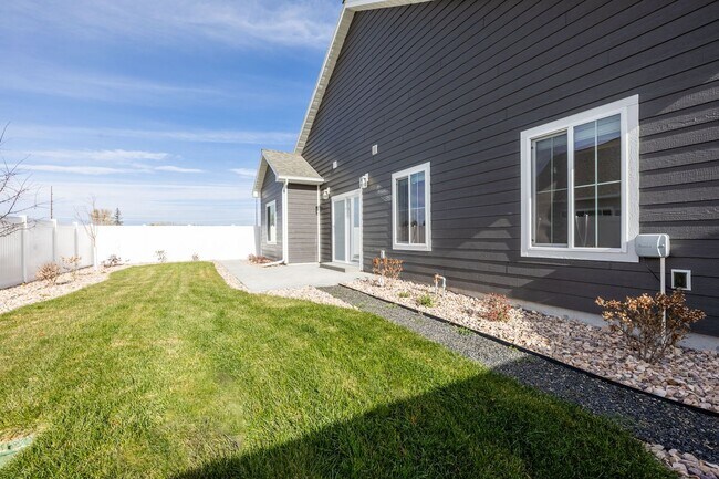 Building Photo - HOLY MOLY CHECK OUT THIS BEAUTIFUL 3 BED 2...