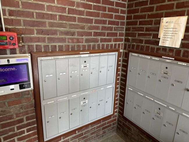 Building Photo - 386 Commercial St