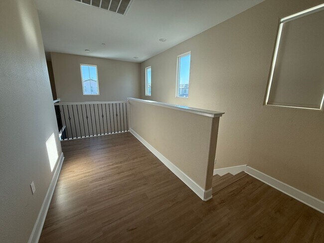 Building Photo - Newer Home in Tthe Northlake Community