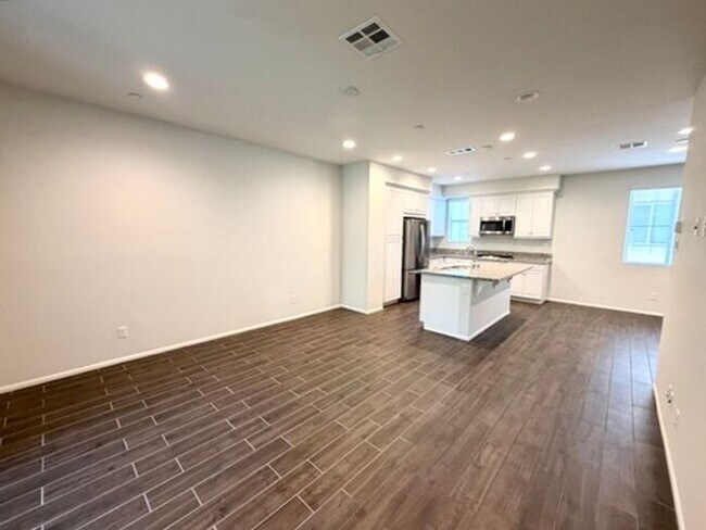 Building Photo - Luxury Townhome for Lease in Rancho Cucamonga