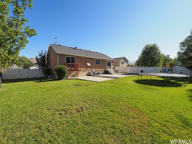 Building Photo - Spacious Rambler w attached 2 car garage!