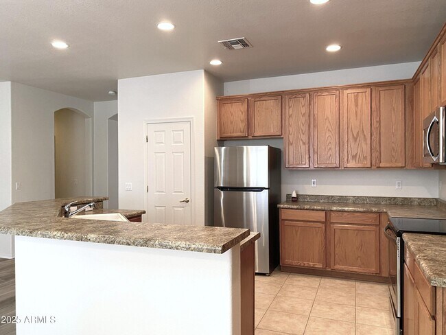 Building Photo - 8837 W Glenn Dr