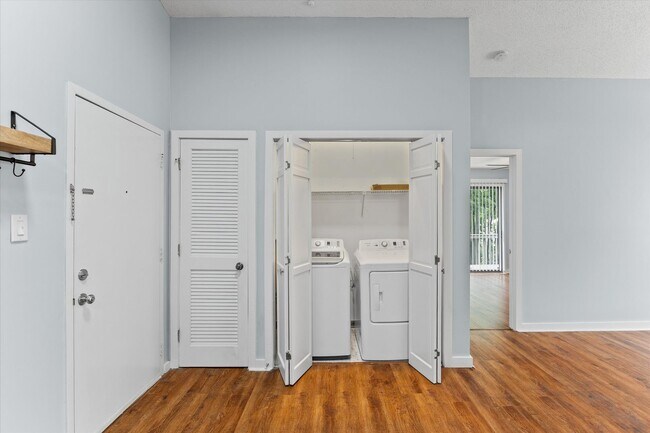 Building Photo - This beautifully maintained 2-bedroom, 2-b...