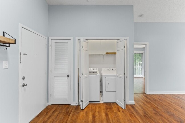 Building Photo - This beautifully maintained 2-bedroom, 2-bath 3rd Floor unit in Lake Wylie Woods is a Gem!