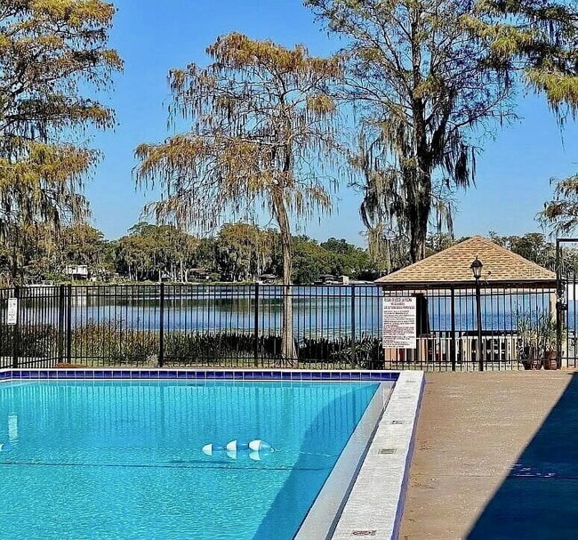 Building Photo - "Bright 2-Bed, 2-Bath Condo Retreat with Pool & Lake Views"